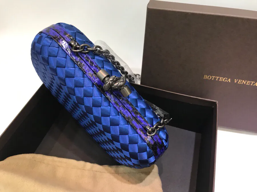 The latest and most popular Knot clutch from the 8651 counter is made of exquisite Japanese silk fabric with snakeskin piping. It looks elegant when worn cross-body or in the hand. It can also be carried by petite girls and can hold 2 iPhone X phones. Size: 20cm*12cm